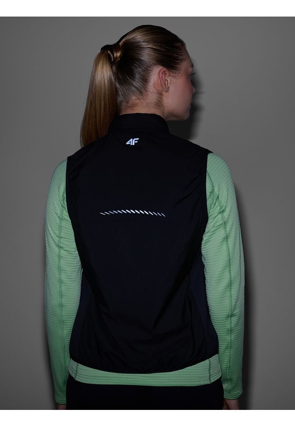 4f - 4F Bezrękawnik do biegania pikowany ze stójką damski - szary S. Typ kołnierza: kołnierzyk stójkowy. Kolor: szary. Materiał: materiał, puch, poliester, włókno. Długość rękawa: bez rękawów. Technologia: Primaloft. Długość: krótkie. Sport: fitness, bieganie