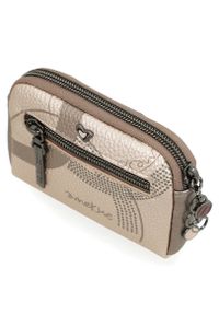 Portfel damski Anekke, z ozdobnym nadrukiem i metalowym logo zapinany na suwak wyposażony w przegrody na karty kieszeń na monety oraz miejsce na bank. Kolor: beżowy. Wzór: nadruk #8