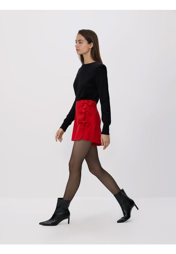 Reserved - Spódnico-szorty z kokardkami - czerwony. Kolor: czerwony. Materiał: wiskoza, tkanina