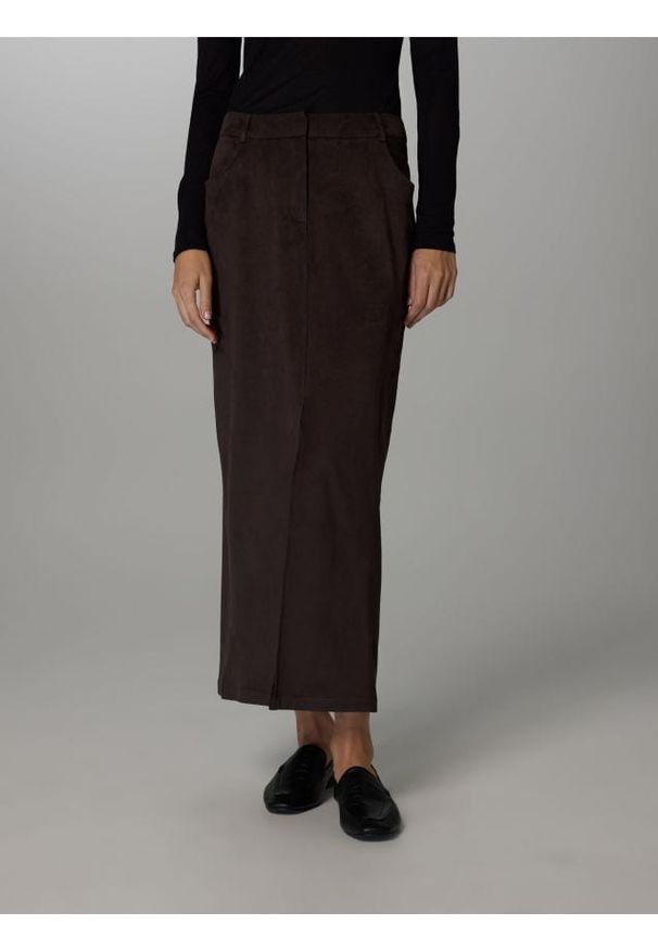 Reserved - Spódnica midi z imitacji zamszu - ciemnobrązowy. Kolor: brązowy. Materiał: zamsz