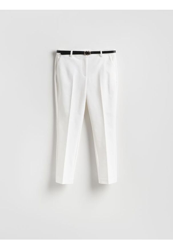 Reserved - Spodnie cygaretki z paskiem - biały. Kolor: biały. Materiał: tkanina, bawełna