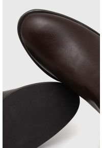 Answear Lab botki damskie kolor brązowy na słupku. Nosek buta: okrągły. Kolor: brązowy. Obcas: na słupku. Styl: wakacyjny. Wysokość obcasa: średni #2