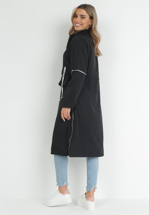 Born2be - Czarny Płaszcz z Regulowaną Długością i Taśmami z Napisem Emmilou. Kolor: czarny. Wzór: napisy. Sezon: jesień, wiosna