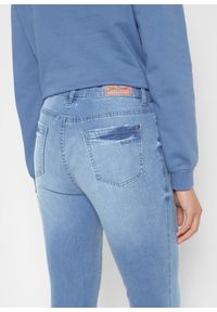 bonprix - Bardzo miękkie dżinsy 7/8. Okazja: do pracy. Kolor: niebieski #2