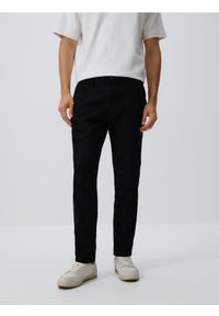Reserved - Jeansy chino slim fit - czarny. Kolor: czarny