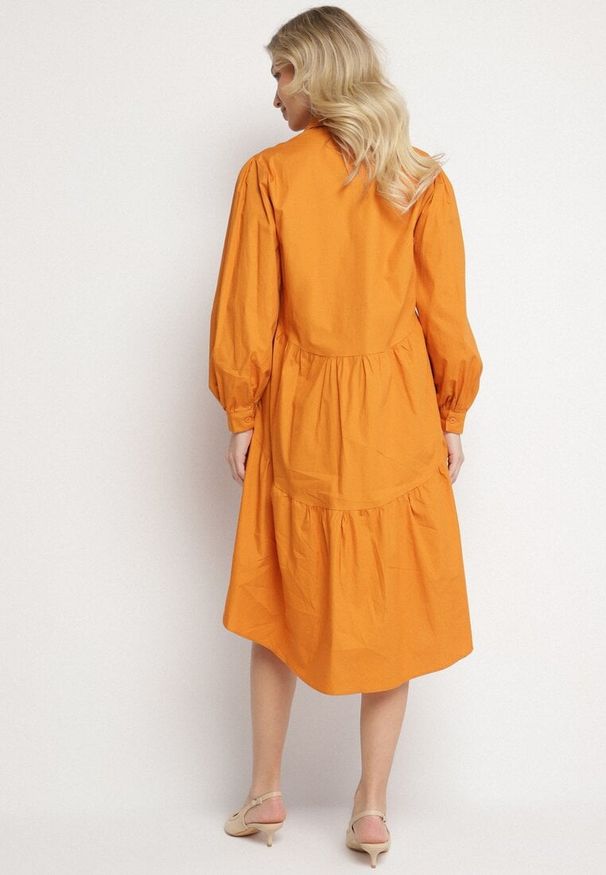 Born2be - Pomarańczowa Bawełniana Sukienka Koszulowa o Rozkloszowanym Kroju Olenias. Okazja: na co dzień. Kolor: pomarańczowy. Materiał: bawełna. Typ sukienki: koszulowe. Styl: casual