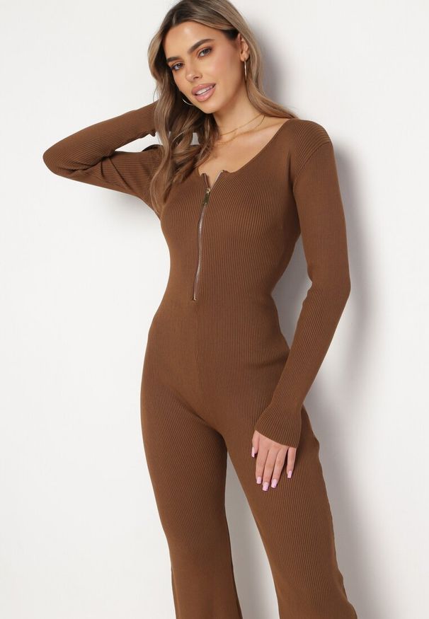 Born2be - Brązowy Wiskozowy Kombinezon Bodycon z Prążkowaniem i Suwakiem Alnorema. Kolor: brązowy. Materiał: wiskoza, prążkowany. Styl: elegancki
