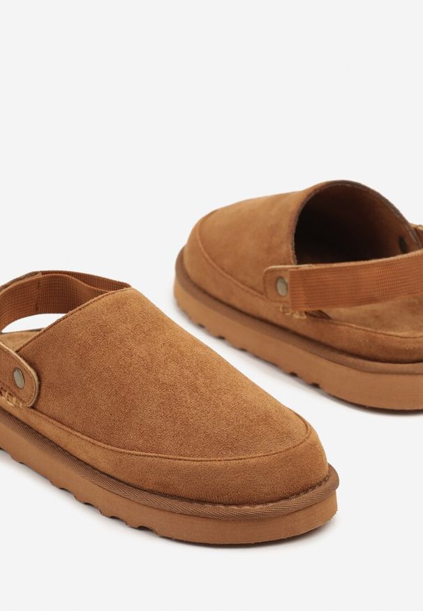 Renee - Jasnobrązowe Klapki w Stylu Chodaków z Paskiem Podtrzymującym Piętę Firgis. Okazja: na co dzień. Kolor: brązowy. Materiał: jeans. Obcas: na platformie. Styl: casual