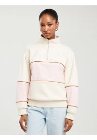 Big-Star - Bluza damska ze stójką zapinaną na zamek kremowa Rozalina 103. Typ kołnierza: kołnierzyk stójkowy. Kolor: biały. Materiał: dresówka, dzianina, jeans. Wzór: haft. Styl: sportowy, klasyczny
