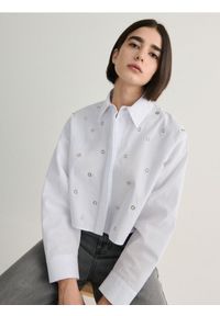 Reserved - Koszula z metalowymi detalami - biały. Kolor: biały. Materiał: bawełna, tkanina. Długość: krótkie