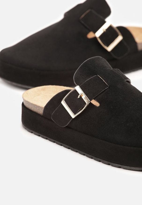 Born2be - Czarne Klapki na Grubej Podeszwie w Stylu Chodaków z Klamrą Lilarose. Okazja: na co dzień. Kolor: czarny. Styl: casual