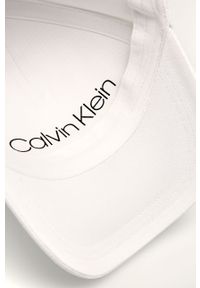 Calvin Klein - Czapka. Kolor: biały. Materiał: tkanina, bawełna. Wzór: aplikacja #3