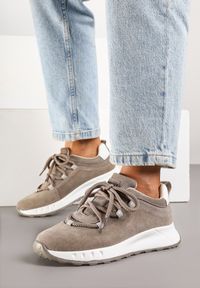 Renee - Ciemnobeżowe Zamszowe Sneakersy z Wkładką ze Skóry Naturalnej Dolavienne. Kolor: beżowy. Materiał: zamsz, skóra. Szerokość cholewki: normalna