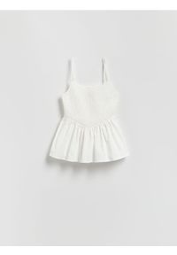 Reserved - Top z baskinką - biały. Kolor: biały. Materiał: dzianina #1