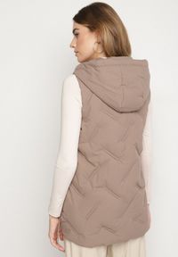 Born2be - Ciemnobeżowa Casualowa Kamizelka z Kapturem i Pikowanymi Przeszyciami Caletta. Okazja: na co dzień. Typ kołnierza: kaptur. Kolor: beżowy. Materiał: jeans. Styl: casual #4