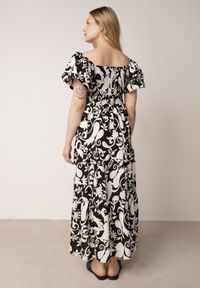 Born2be - Czarna Rozkloszowana Sukienka z Wiskozy z Bufiastymi Rękawami w Roślinny Wzór Semea. Okazja: na co dzień, do pracy, na spotkanie biznesowe. Kolor: czarny. Materiał: wiskoza. Sezon: lato. Typ sukienki: rozkloszowane, proste. Styl: casual, biznesowy. Długość: maxi #5