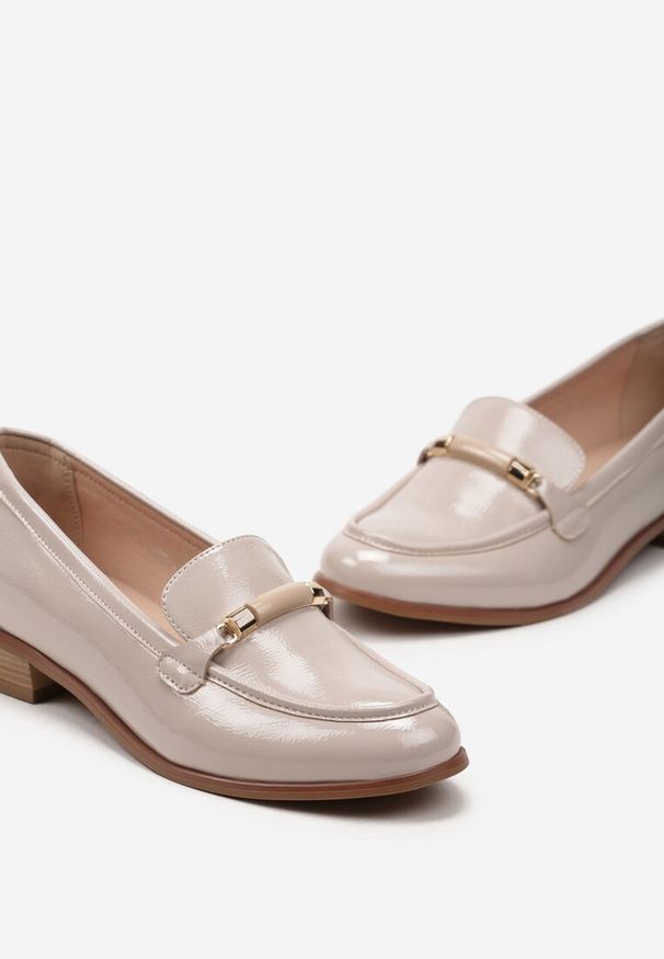 Renee - Beżowe Lakierowane Mokasyny w Stylu Loafersów z Klamrą i Wkładką ze Skóry Naturalnej Seith. Nosek buta: otwarty. Zapięcie: klamry. Kolor: beżowy. Materiał: lakier, skóra. Obcas: na obcasie. Wysokość obcasa: niski