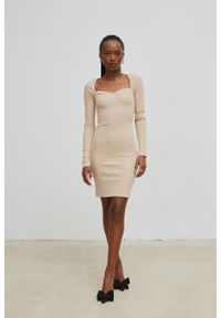 Marsala - Sukienka dopasowana z dekoltem w kształcie serca BEIGE - FUSION-S/M. Okazja: na imprezę, na randkę. Kolor: beżowy. Materiał: elastan, dzianina, prążkowany, bawełna, materiał. Typ sukienki: bodycon. Długość: mini