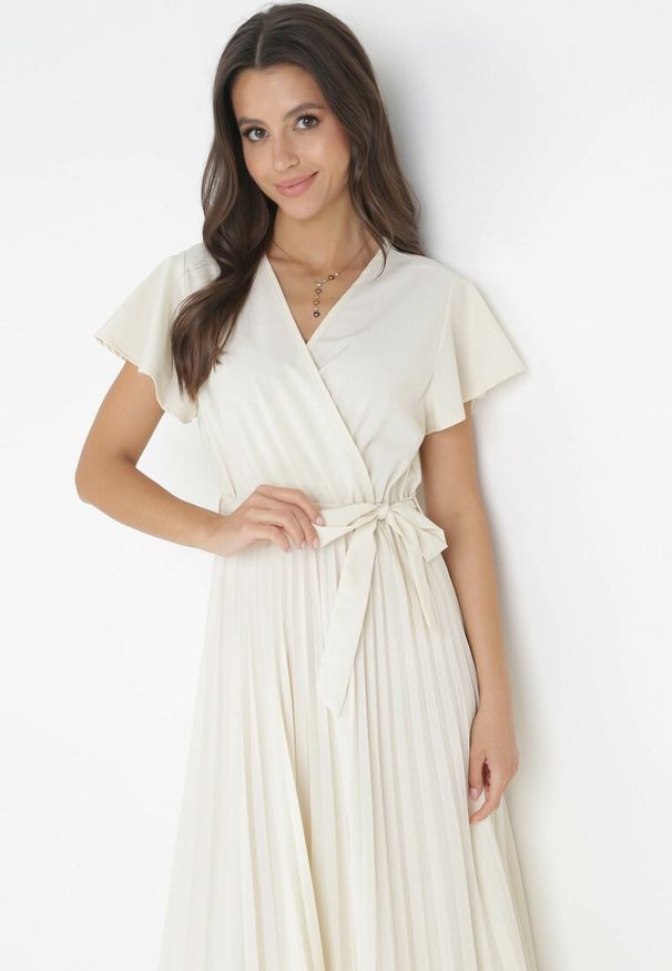 Born2be - Jasnobeżowa Elegancka Sukienka Maxi w Plisy z Kopertowym Dekoltem i Wiązaniem Thessi. Kolor: beżowy. Sezon: lato. Typ sukienki: kopertowe. Styl: elegancki. Długość: maxi