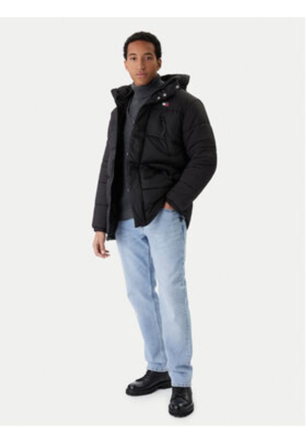 Tommy Jeans Kurtka zimowa DM0DM22249 Czarny Relaxed Fit. Kolor: czarny. Materiał: syntetyk. Sezon: zima