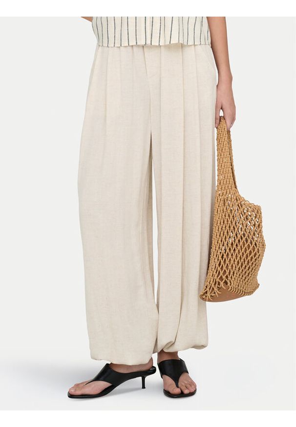 only - ONLY Spodnie materiałowe Siesta 15373197 Kremowy Regular Fit. Kolor: kremowy. Materiał: wiskoza