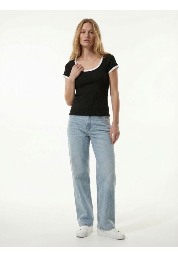 Sinsay - Prążkowana koszulka z kontrastową lamówką - czarny. Kolor: czarny. Materiał: prążkowany