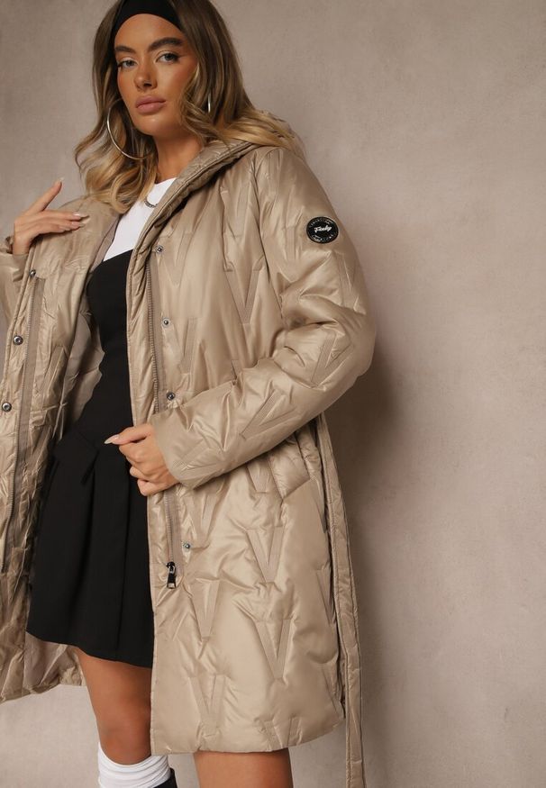 Renee - Ciemnobeżowa Pikowana Kurtka z Kapturem i Wiązanym Paskiem Elladie. Okazja: na co dzień. Typ kołnierza: kaptur. Kolor: beżowy. Materiał: dzianina, jeans. Styl: casual