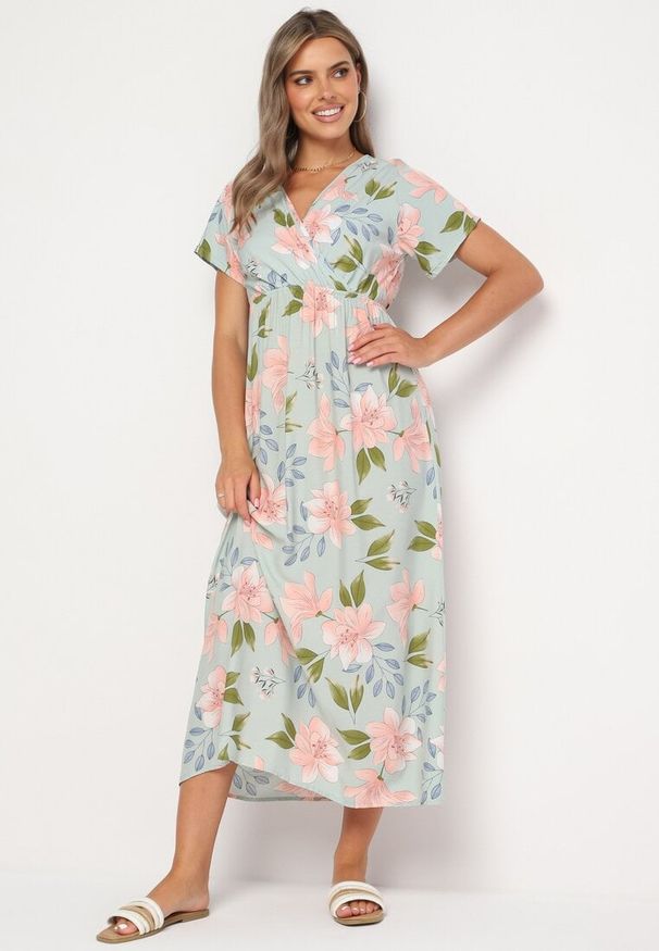 Born2be - Jasnozielona Kwiatowa Rozkloszowana Sukienka z Bawełną Naviriels. Okazja: na co dzień, na spacer, na imprezę. Typ kołnierza: dekolt w serek. Kolor: zielony. Materiał: bawełna. Długość rękawa: krótki rękaw. Wzór: kwiaty. Sezon: wiosna, lato. Styl: casual