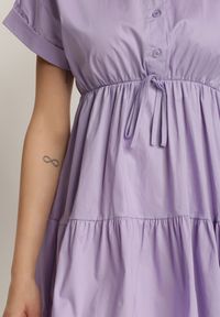 Renee - Liliowa Sukienka Kapholphi. Kolor: fioletowy. Materiał: bawełna. Długość rękawa: krótki rękaw. Typ sukienki: koszulowe. Styl: wakacyjny. Długość: mini #3