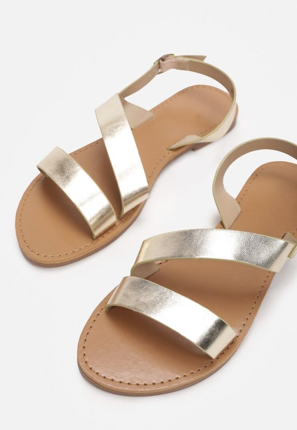 Born2be - Złote Sandały Rhaenanise. Okazja: na co dzień. Nosek buta: otwarty. Zapięcie: sprzączka. Kolor: złoty. Obcas: na obcasie. Styl: casual. Wysokość obcasa: niski