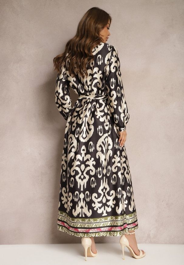 Renee - Czarno-Biała Pudełkowa Sukienka Satynowa z Paskiem w Talii w Ornamentalny Print Tarosa. Okazja: na co dzień. Typ kołnierza: dekolt w serek. Kolor: czarny. Materiał: satyna. Wzór: nadruk. Typ sukienki: proste. Styl: casual, klasyczny