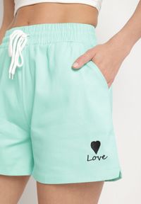 Born2be - Jasnozielone Dresowe Szorty o Prostym Kroju z Wiązaniem i Kieszeniami Foladea. Okazja: na co dzień, na spacer. Kolor: zielony. Materiał: dresówka. Styl: klasyczny, casual #4