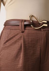 Born2be - Brązowe Szerokie Spodnie z Wysokim Stanem z Domieszką Bawełny i Geometryczną Klamrą Syliteia. Okazja: na co dzień. Stan: podwyższony. Kolor: brązowy. Materiał: bawełna. Wzór: geometria. Styl: casual #8