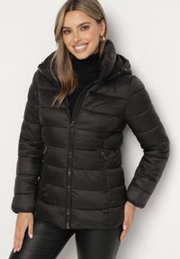 Born2be - Czarna Pikowana Kurtka z Odpinanym Kapturem Laolani. Okazja: na spacer, na co dzień. Kolor: czarny. Materiał: tkanina, jeans. Styl: casual, klasyczny #1