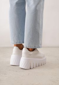 Born2be - Białe Sneakersy VICES na Grubej Tłoczonej Podeszwie Cheka. Okazja: na co dzień. Zapięcie: sznurówki. Kolor: biały. Materiał: jeans #6