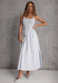 Renee - Niebieska Rozkloszowana Sukienka z Bawełny z Gumkami w Biuście i Ramiączkami na Wiązanie Omphoreia. Okazja: na imprezę, na co dzień. Kolor: niebieski. Materiał: bawełna. Długość rękawa: na ramiączkach. Typ sukienki: rozkloszowane, proste. Styl: casual, elegancki #4