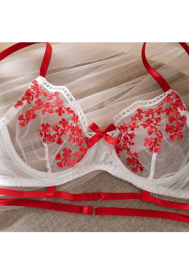 Intica - Komplet bielizny z haftem na romantyczne wieczory Bediya. Kolor: wielokolorowy. Materiał: materiał. Wzór: haft