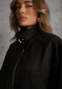 Renee - Czarna Kurtka Bomberka Oversize z Regulowanymi Mankietami Lann. Okazja: na co dzień. Typ kołnierza: dekolt gorset. Kolor: czarny. Materiał: poliester, jeans. Sezon: wiosna. Styl: casual #5