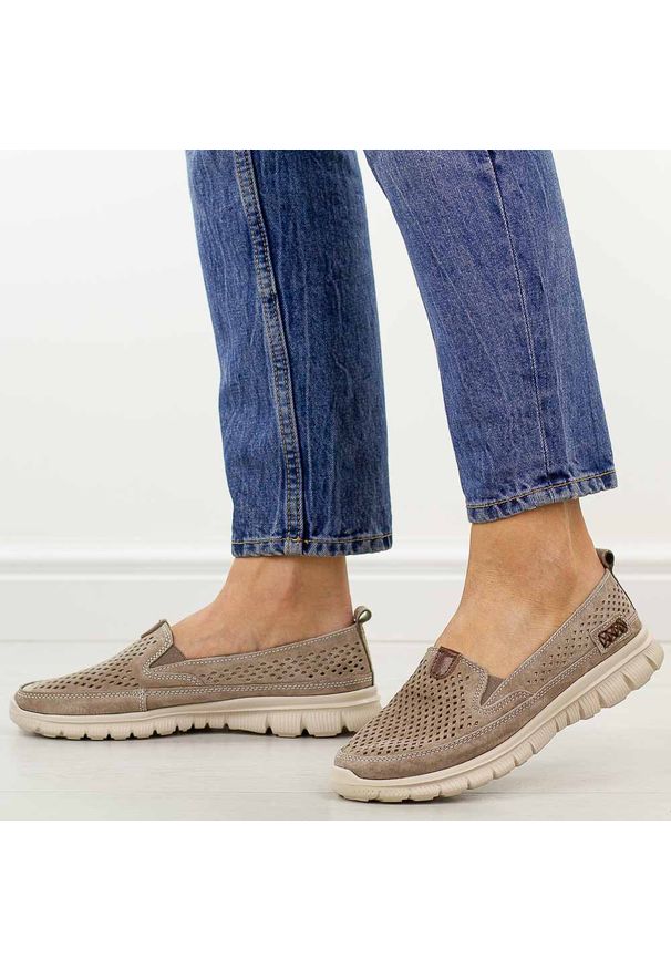 Dk. Beżowe ażurowe skórzane półbuty damskie Jezzi 9802. Okazja: na spacer, na co dzień. Kolor: beżowy. Materiał: zamsz, skóra. Szerokość cholewki: normalna. Wzór: ażurowy. Sezon: wiosna, lato. Styl: casual, elegancki, klasyczny