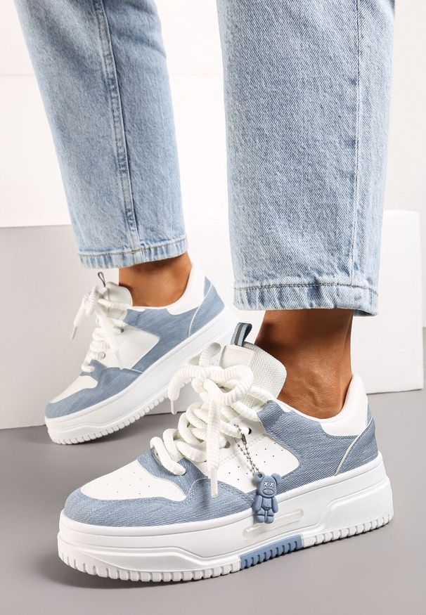 Renee - Biało-Niebieskie Sneakersy na Platformie z Zawieszką Misiem Arialbe. Okazja: na spacer. Kolor: biały. Sezon: lato. Obcas: na platformie. Sport: turystyka piesza
