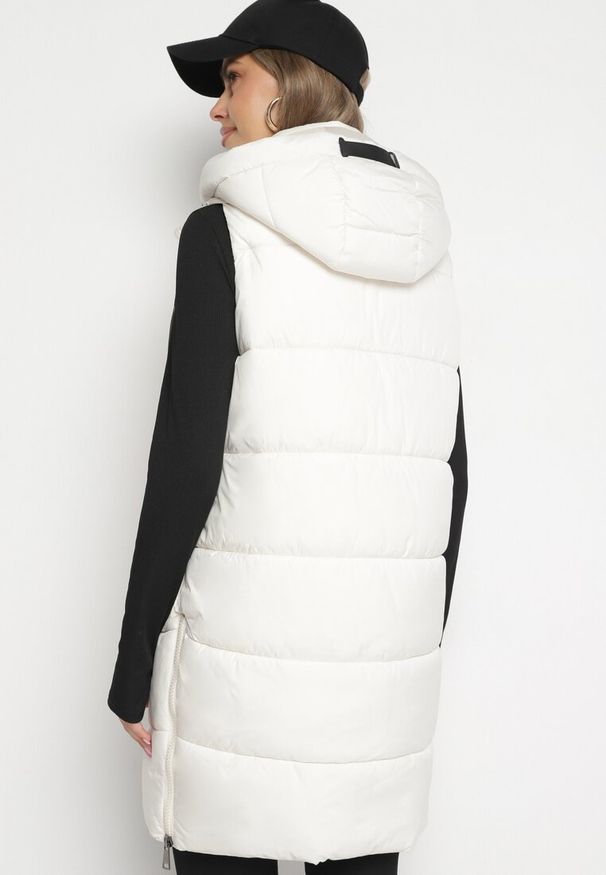 Born2be - Biała Długa Kamizelka Pikowana z Odpinanym Kapturem i Sznurkami do Regulacji Nerienna. Kolor: biały. Długość: długie. Styl: elegancki