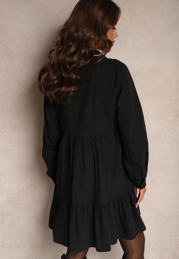 Renee - Czarna Sukienka z Bawełny o Rozkloszowanym Kroju Ozdobiona Haftem Rairne. Okazja: na co dzień. Typ kołnierza: dekolt w kształcie V. Kolor: czarny. Materiał: bawełna. Wzór: aplikacja, haft. Typ sukienki: proste, rozkloszowane. Styl: boho, casual