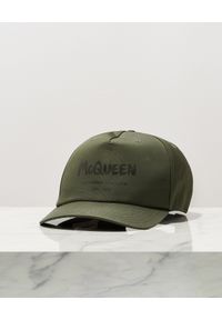 Alexander McQueen - ALEXANDER MCQUEEN - Zielona czapka z logo. Kolor: zielony. Materiał: materiał. Wzór: nadruk