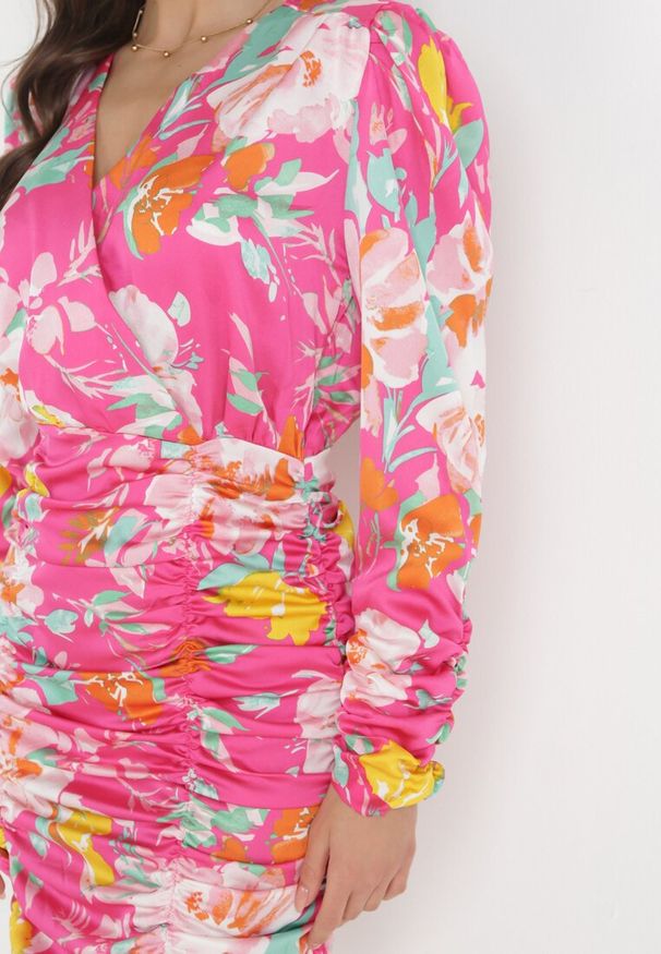 Born2be - Fuksjowa Dopasowana Sukienka Mini z Marszczeniem i Głębokim Dekoltem Brunnera. Typ kołnierza: dekolt kopertowy. Kolor: różowy. Długość rękawa: długi rękaw. Typ sukienki: kopertowe. Długość: mini