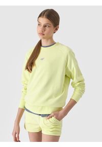 4f - Bluza z bawełną organiczną nierozpinana bez kaptura dziewczęca - limonkowa. Okazja: na co dzień. Typ kołnierza: bez kaptura. Kolor: zielony. Materiał: bawełna. Długość rękawa: raglanowy rękaw. Wzór: ze splotem, nadruk, gładki. Styl: casual, klasyczny, sportowy #1