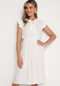 Born2be - Biała Rozkloszowana Sukienka z Wiązanym Dekoltem i Gumką w Pasie Ozdobiona Falbanką Dimonima. Kolor: biały. Materiał: bawełna, wiskoza. Wzór: aplikacja. Typ sukienki: rozkloszowane. Styl: retro, elegancki #7