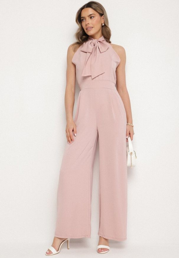 Born2be - Różowy Kombinezon z Ozdobną Kokardą Nelifira. Okazja: na ślub cywilny, na co dzień, na imprezę, na wesele. Kolor: różowy. Długość: długie. Wzór: aplikacja. Styl: casual, elegancki