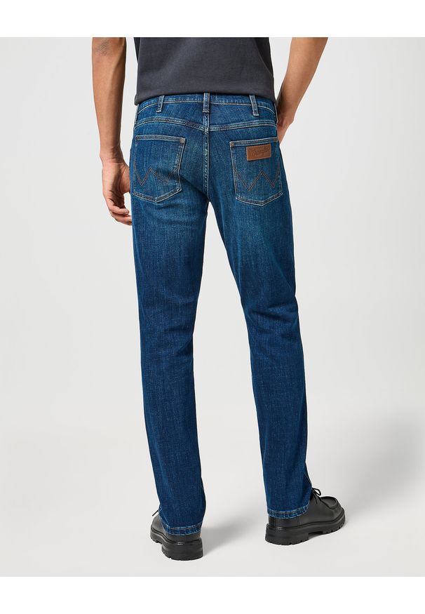Wrangler - MĘSKIE SPODNIE JEANSOWE WRANGLER GREENSBORO AZURE FADE 112357206