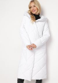 Born2be - Biała Kurtka Płaszcz z Geometrycznym Pikowaniem Johnatta. Kolor: biały. Wzór: geometria #7