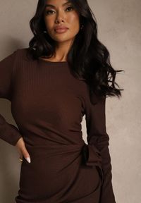 Renee - Brązowa Sukienka o Taliowanym Kroju z Wiązaniem w Pasie i Rozcięciami Esalarra. Okazja: do pracy, na spotkanie biznesowe, na co dzień, na randkę. Kolor: brązowy. Typ sukienki: oversize. Styl: casual, klasyczny, biznesowy #2